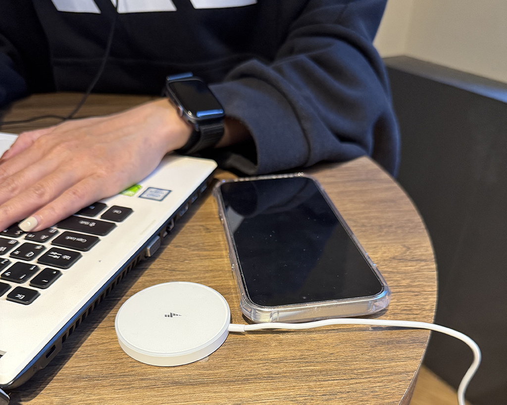 Tougher 15W Qi 磁吸高速充電盤12.jpg