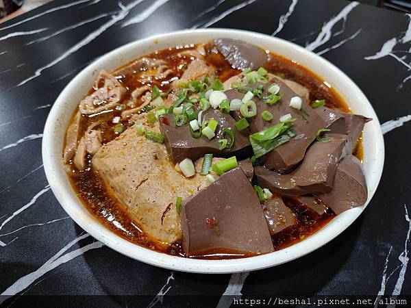 隱藏在新竹竹北巷弄的美食~~厚切牛肉麵（滴水川食）主題特色餐