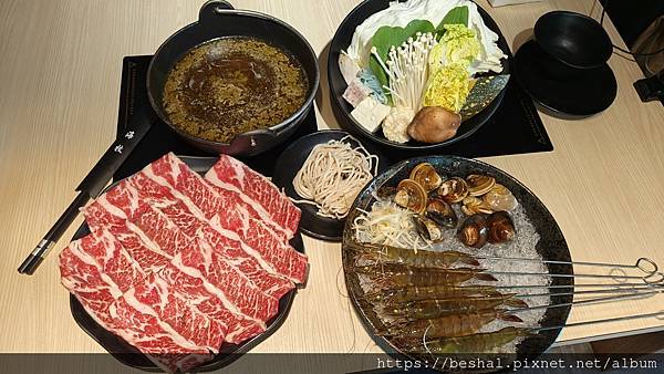 推薦老字號海牧水產鍋物在中和四號公園新開幕囉!超大超療癒水母 推薦老字號海牧水產鍋物在中和四號公園新開幕囉!超大超療癒水母