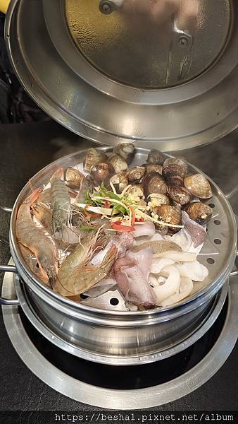 《2025 新北耶誕城美食推薦》蒸天下海鮮蒸氣火鍋活體海鮮 《2025 新北耶誕城美食推薦》蒸天下海鮮蒸氣火鍋活體海鮮