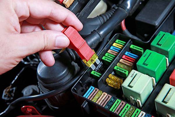 汽車教室-電器沒電不一定故障5.jpg 汽車教室-電器沒電不一定故障5.jpg
