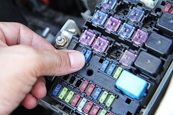 汽車教室-電器沒電不一定故障8.jpg 汽車教室-電器沒電不一定故障8.jpg