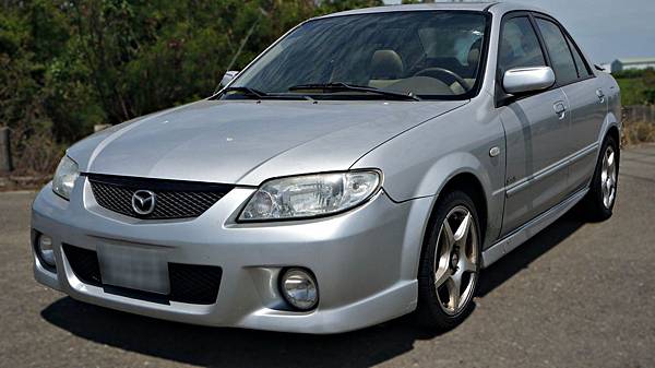 2002年 Mazda 323 銀色 馬自達中古車