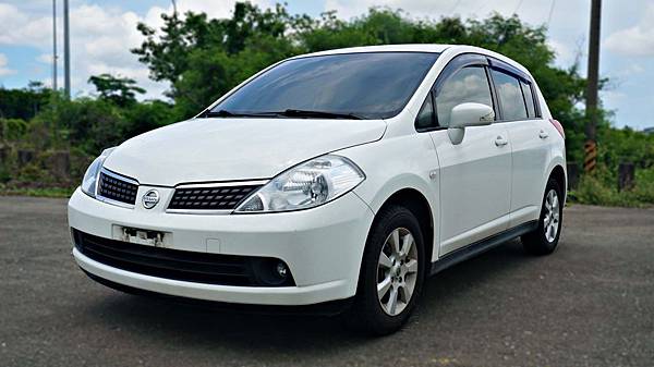 2012年 Nissan Tiida 白色 日產中古車 2012年 Nissan Tiida 白色 日產中古車