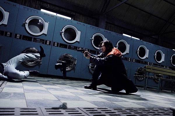 2.JPG 香港 警匪動作片 低壓槽 電影劇照 劇情不乏臥底情節、白道策反、幕後黑手等可預測的發展.JPG