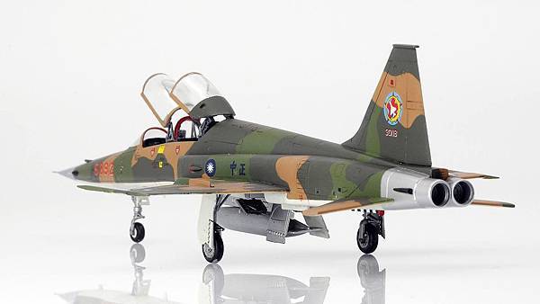 F-5F-05.jpg
