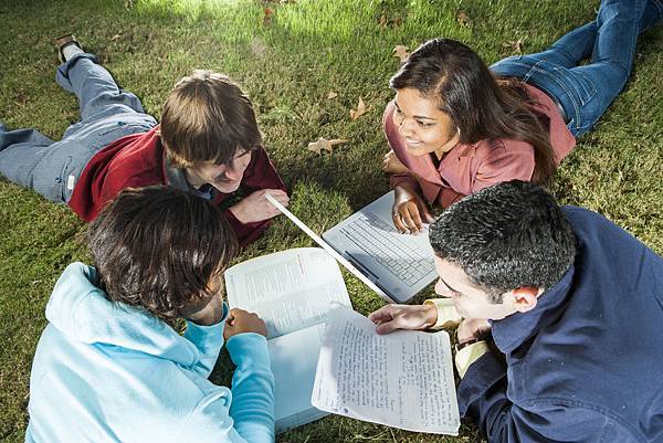 students-studying-outside-in-quad_BFHZ2AeRHi.jpg