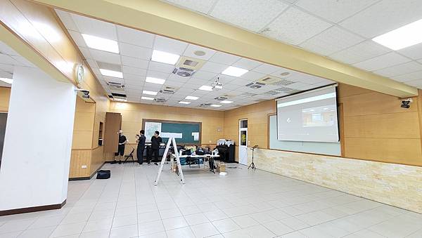 卜子市召會 影音系統更新 舞台燈查修更換