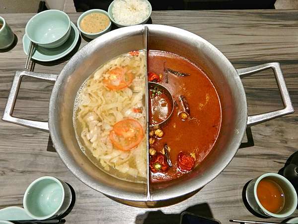 板橋美食 青花驕麻辣鍋板橋縣民大道店 新品青花椒麻肩小排 從沒想過牛小排和麻辣鍋居然能如此合拍 跟著纖辜瑩吃喝玩樂