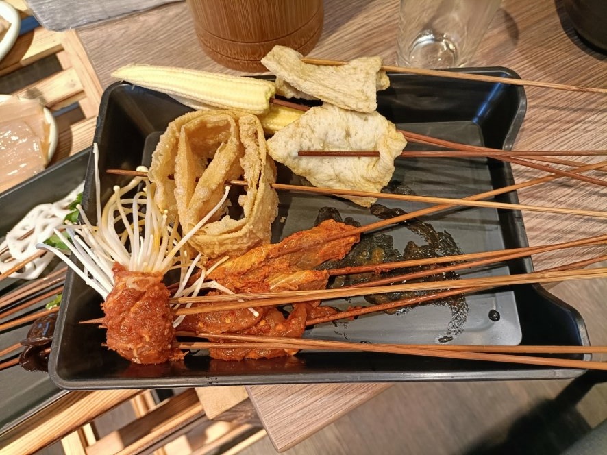 台北西門町美食|有點辣正宗成都麻辣串串鍋~一串只要10元!怎