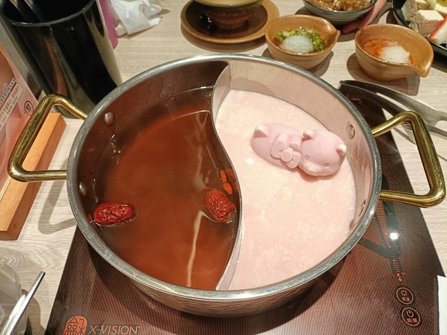 板橋火鍋|聚日式鍋物，迸發少女心的Hello Kitty粉紅