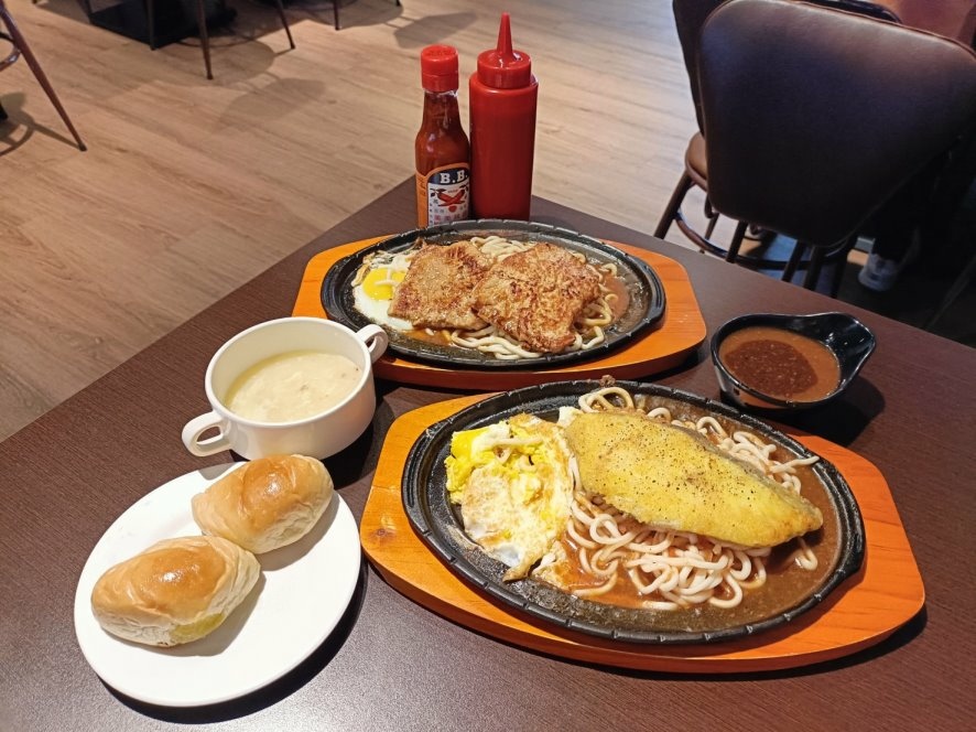 桃園美食|黑蒙牛牛排館，飲料、濃湯、冰淇淋無限享用~內用不加