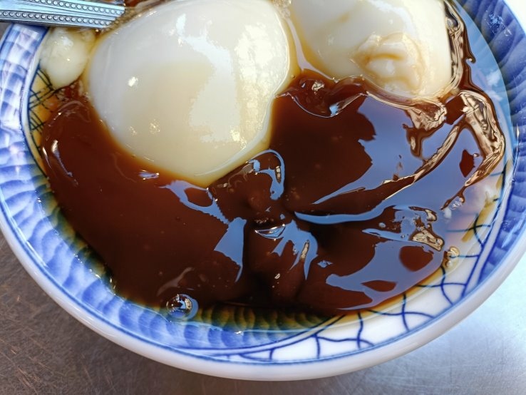 台南小吃|修安扁擔豆花，國華街上老牌豆花~很像牛奶麻糬的黑糖