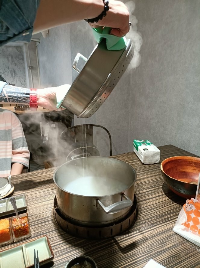 台北松山區美食|極蜆鍋物，上桌先來一大鍋的新鮮蒸煮蛤蜊、海陸