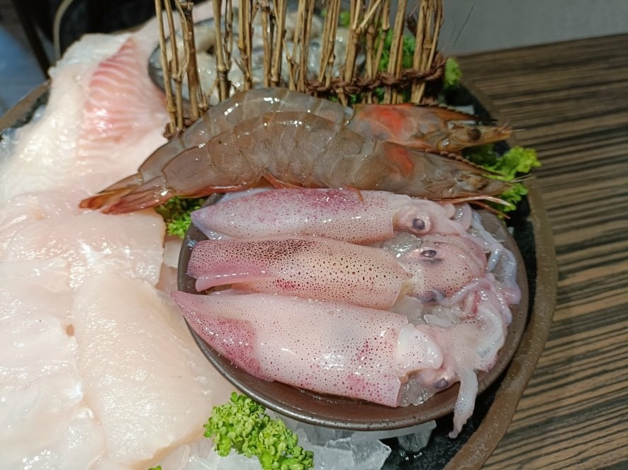 台北松山區美食|極蜆鍋物，上桌先來一大鍋的新鮮蒸煮蛤蜊、海陸
