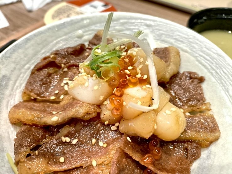 板橋美食|定食8-府中店。嚐新品極上鮭貝燒牛丼隨餐附專屬雞湯