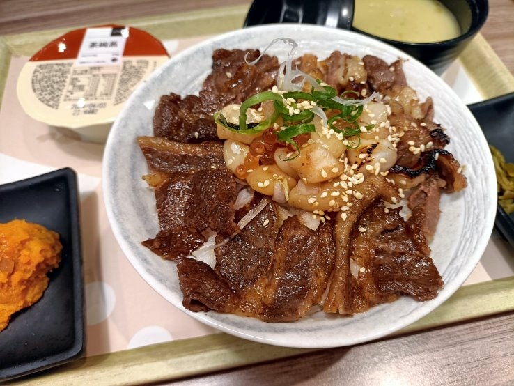 板橋美食|定食8-府中店。嚐新品極上鮭貝燒牛丼隨餐附專屬雞湯