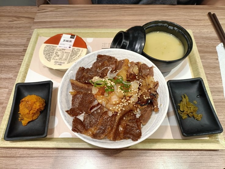 板橋美食|定食8-府中店。嚐新品極上鮭貝燒牛丼隨餐附專屬雞湯