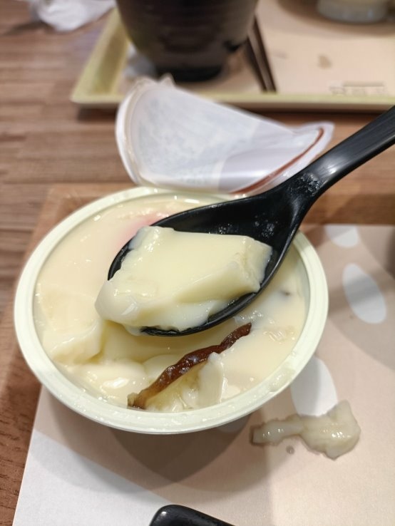 板橋美食|定食8-府中店。嚐新品極上鮭貝燒牛丼隨餐附專屬雞湯