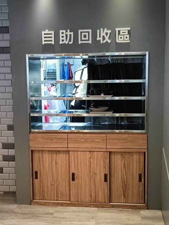 板橋美食|定食8-府中店。嚐新品極上鮭貝燒牛丼隨餐附專屬雞湯