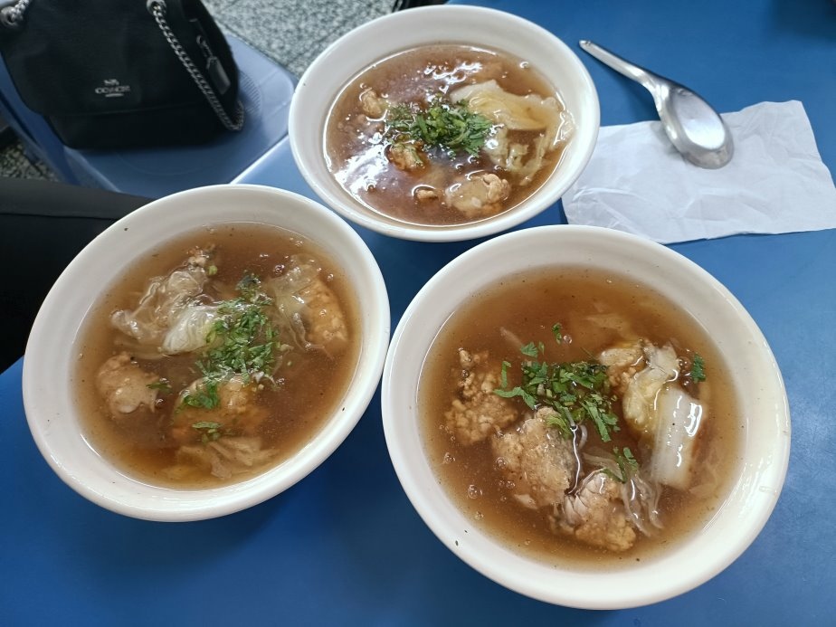 台南小吃|阿川紅燒土魠魚焿，海安路上的人氣美食!