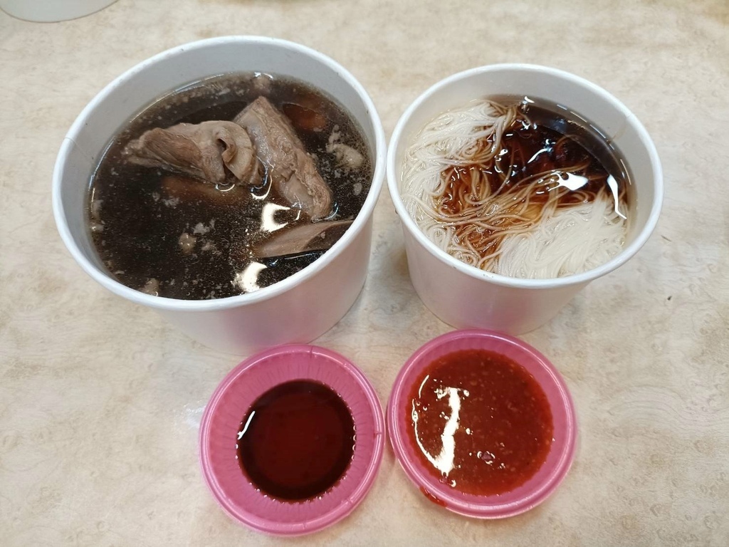 台北士林區美食|海友十全排骨。人潮如流水川川不息、湯頭十足藥