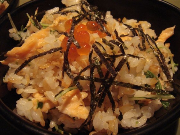 鹽烤鮭魚拌飯~美味極了! 鹽烤鮭魚拌飯~美味極了!