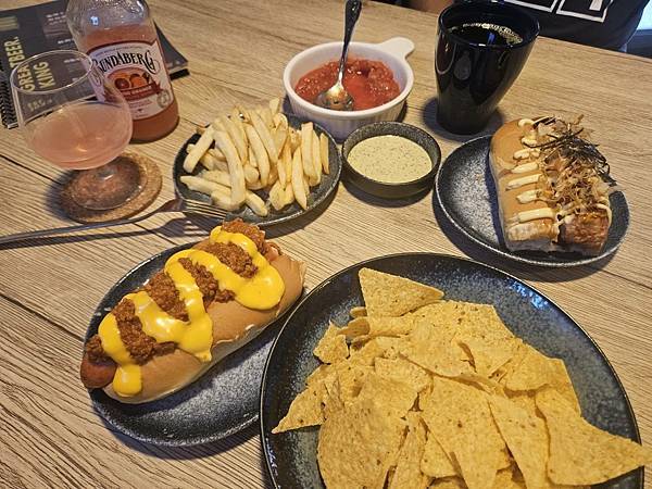 桃園龜山｜龜啤王ｘ后街土狗 熱狗堡精釀吧 Craftbeer