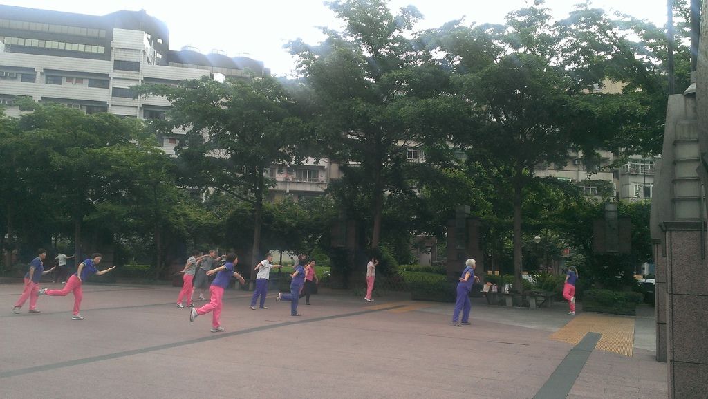 松青超市廣場公園運動的居民 運動後吃早餐及買回家