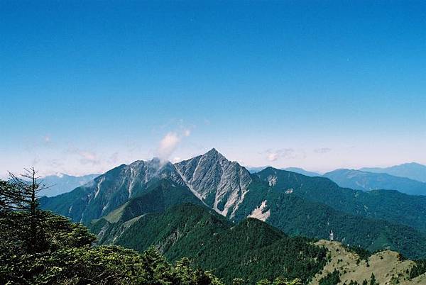 中央尖山。冷色調