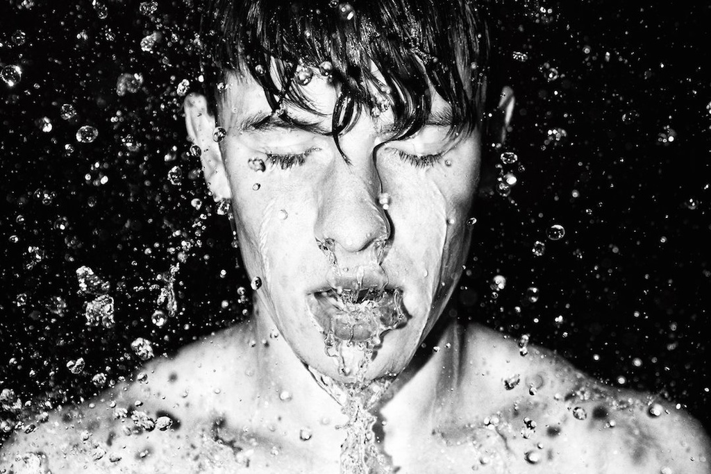 shawn-mendes-water-shirtless shawn-mendes-water-shirtless