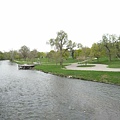 從橋上照的公園景色