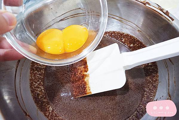 氣炸鍋食譜|氣炸鍋甜點,酒漬蔓越莓巧克力蛋糕,大人味的甜點 - 第7張圖 DSCF5775.JPG