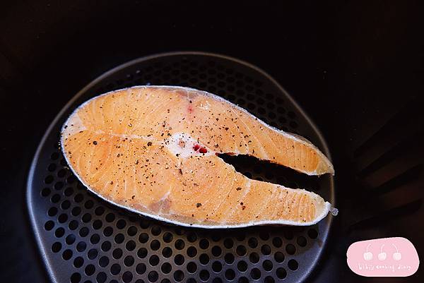氣炸鍋食譜 氣炸鍋料理 氣炸鮭魚 不會煎魚沒關係 交給氣炸鍋就好 柒柒夫妻543 氣炸鍋食譜 氣炸鍋料理 氣炸鮭魚 不會煎魚沒關係 交給氣炸鍋就好 柒柒夫妻543