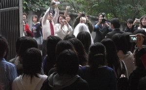 女孩們都好緊張，選我！選我！