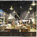 好丘-熱鬧的店裡.JPG
