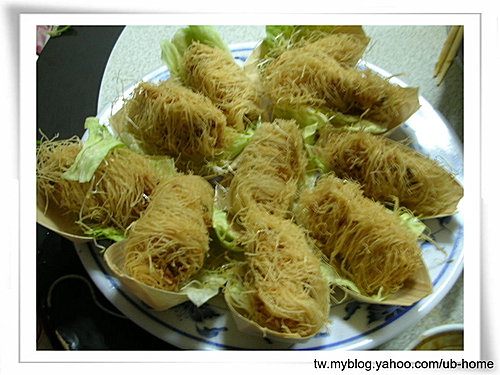 第七道--龙须卷(内馅是现打花枝浆,外面在裹上细面线一起下锅油炸,好