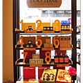歐舒丹咖啡-商品陳列架.JPG