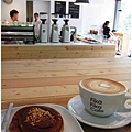 Fika Fika-肉桂捲+卡布奇諾.JPG