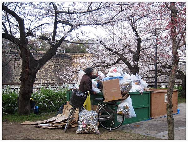 大阪城-公園拾荒老人.JPG