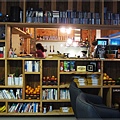 INO cafe-開放書架.JPG