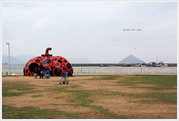 直島-宮浦港-紅南瓜-2.JPG