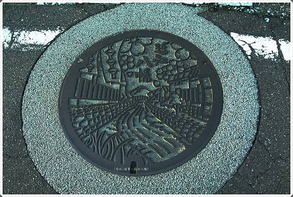近江八幡-黑色汙水蓋.JPG