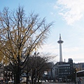 東本願寺-寺外京都塔.JPG