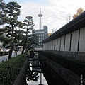 東本願寺-護城河京都塔倒影-1.JPG