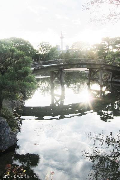 涉成園-印月池侵雪橋京都塔-3.JPG