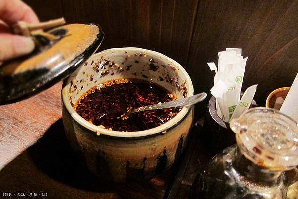 六傳屋-辣油.JPG