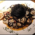 尼尼義大利餐廳-辣味海鮮墨魚黑麵-1.jpg