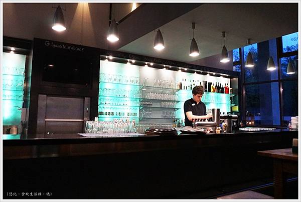 柏林-Hopfingerbrau im Palais-5-吧檯.JPG
