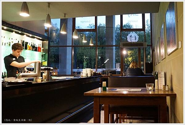 柏林-Hopfingerbrau im Palais-6-吧檯.JPG